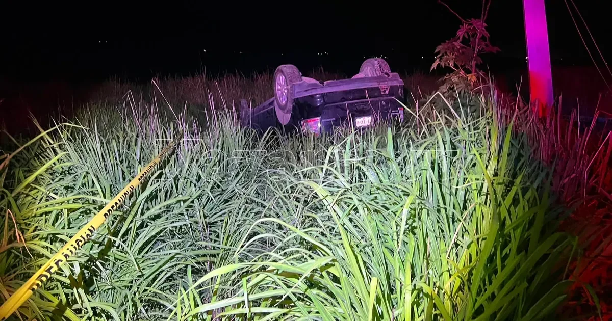Conductor ebrio vuelca camioneta y deja rastro de daños cerca de la Arena Cora