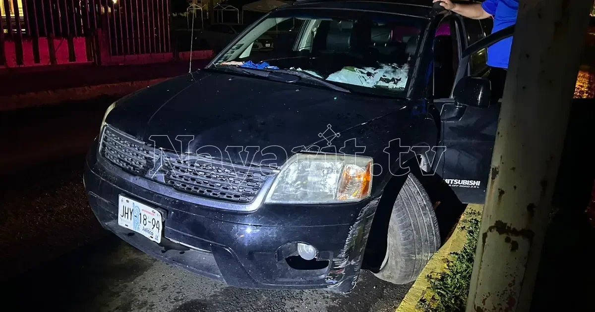 Conductor ebrio derriba luminaria y provoca accidente en Av. de la Salud, Tepic (1 de 6)