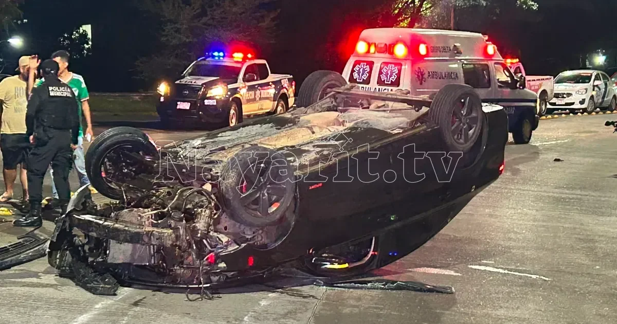 Vuelca Jetta negro en curva del Conalep sobre Avenida México por exceso de velocidad (1 de 6)
