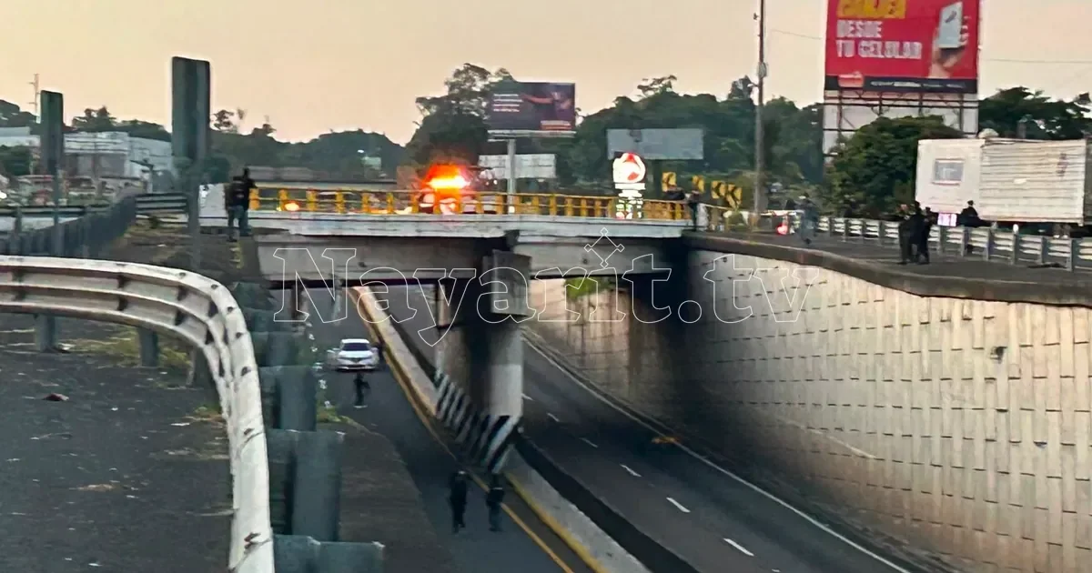 Localizan dos cuerpos suspendidos en el Puente de Los Lobos, en Tepic (1 de 4)