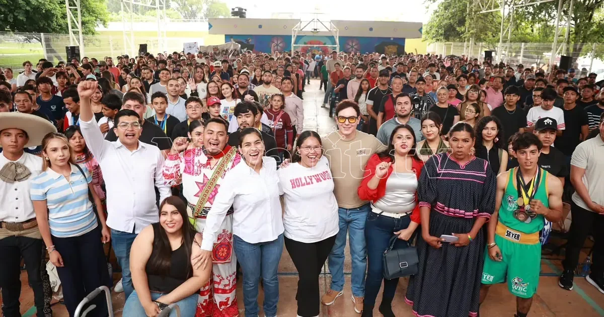 Jóvenes de Tepic respaldan a Elizabeth López Blanco en asamblea