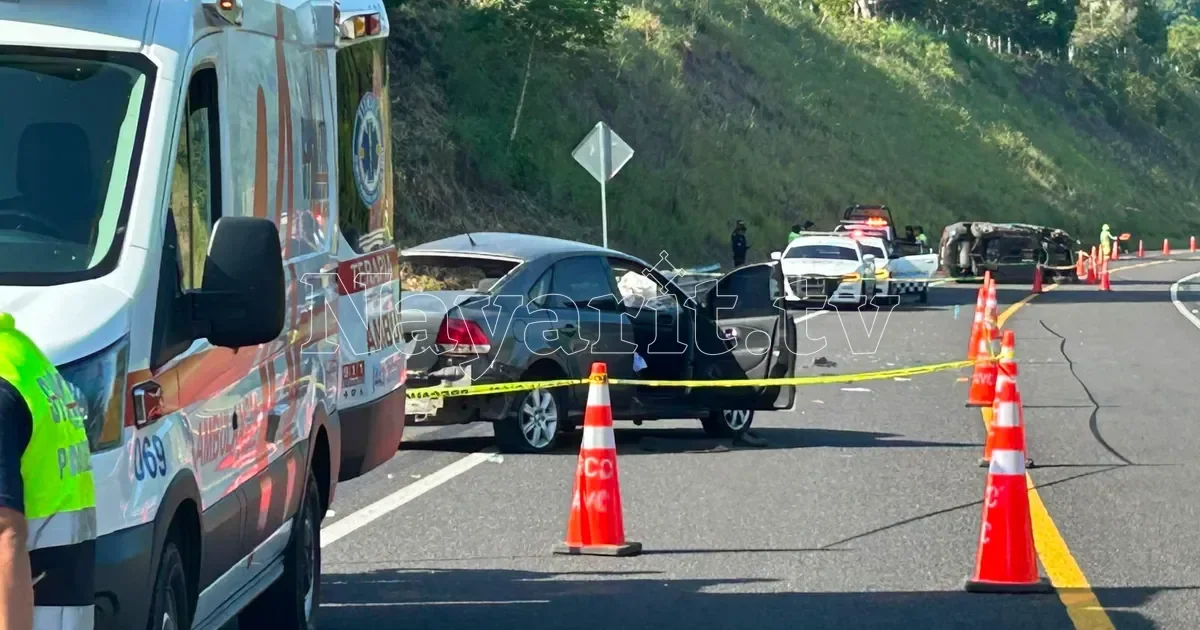 Camioneta volcada y sin señalamiento habría provocado accidente mortal en Tepic-Matanchén