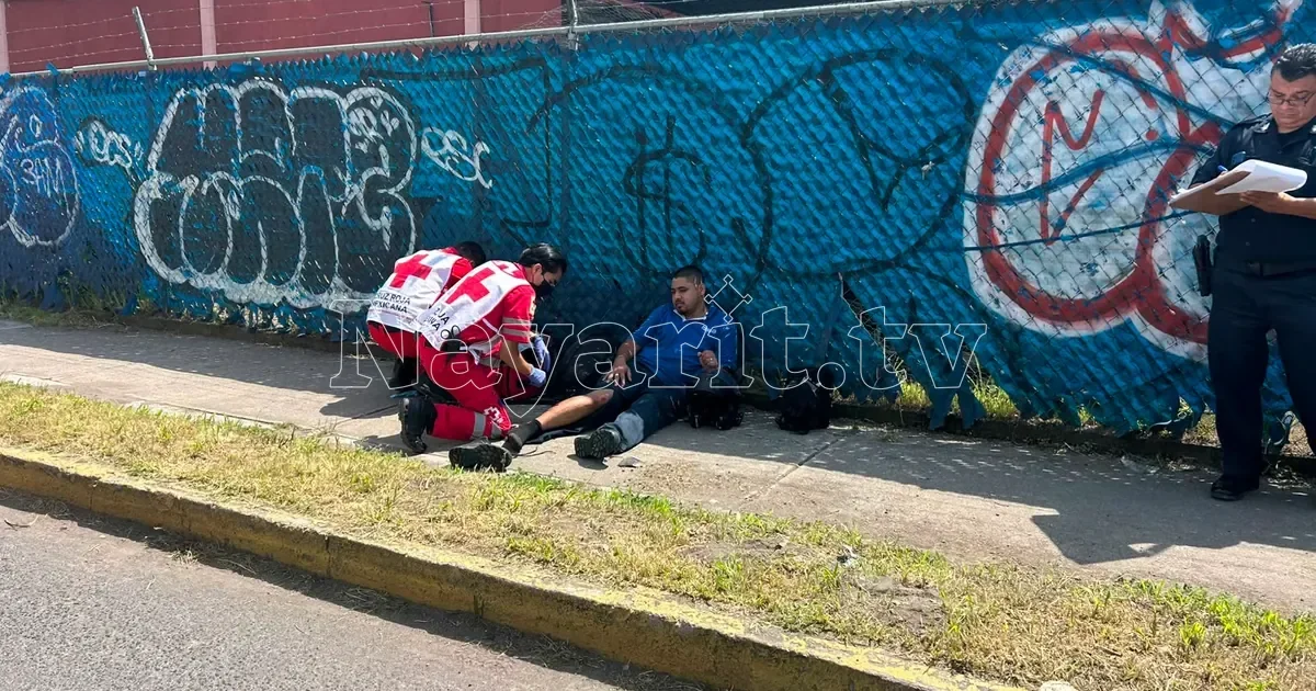 Motociclista derrapa y queda bajo camión tras maniobra de taxi en Tepic
