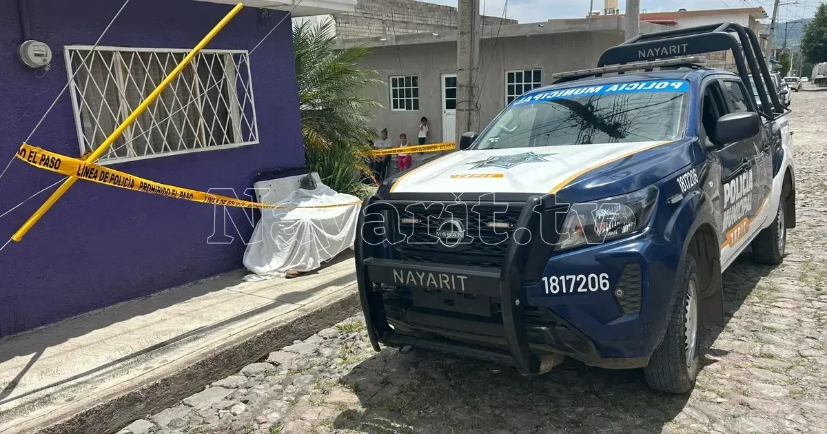 Muere hombre de 73 años al desvanecerse en banqueta de Tepic; llegó pidiendo auxilio (1 de 3)