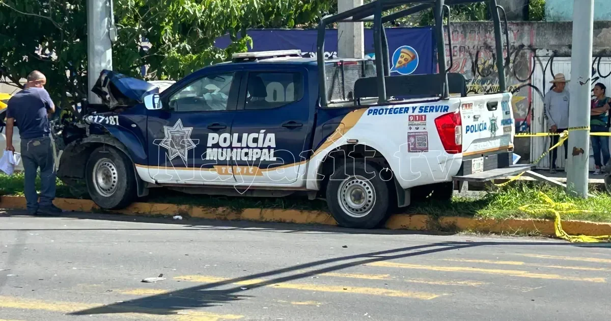 Choque entre patrulla municipal y automóvil deja tres personas lesionadas en Avenida Tecnológico (1 de 9)