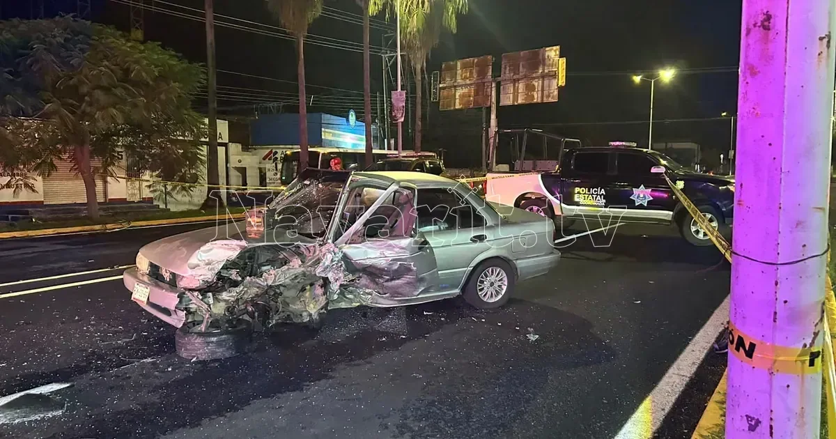 Choque en cadena en Xalisco deja conductor atrapado y un detenido en Tepic (1 de 4)