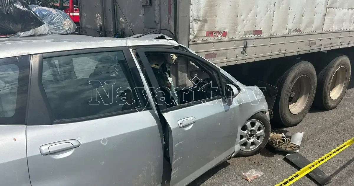Choque de Honda Fit contra tráiler deja dos jóvenes atrapados en carretera libre a Tepic