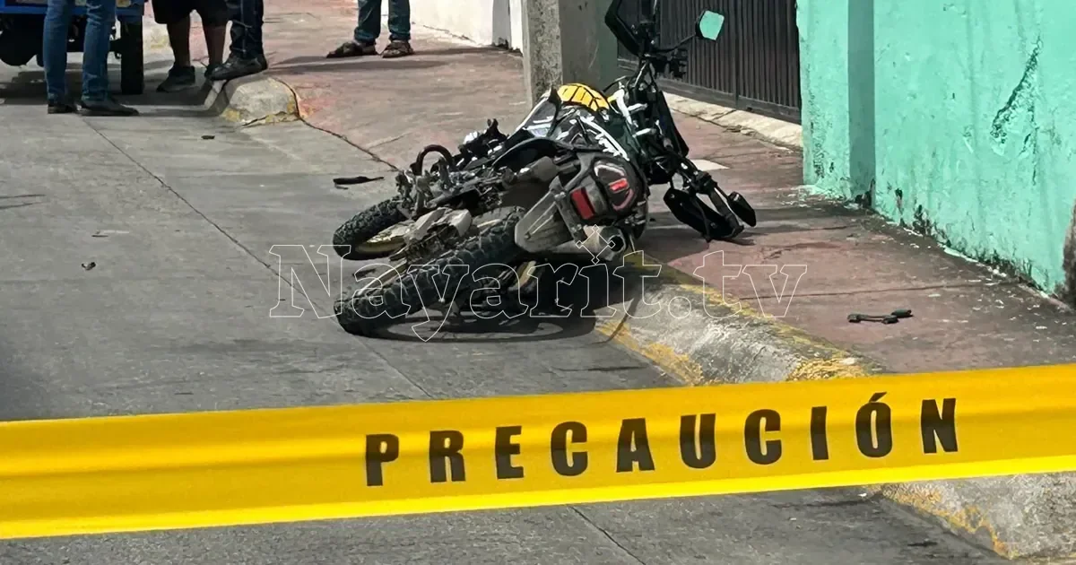 Motociclista derrapa y choca contra poste al huir de policías en el Centro Histórico (1 de 8)