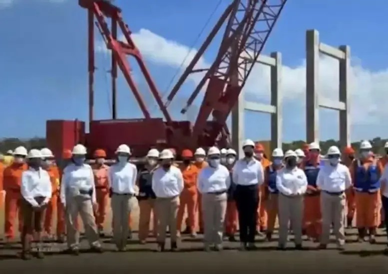 Sener destaca participación de mujeres en construcción de refinería