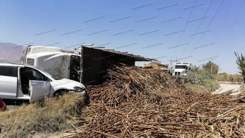 Vuelca camión cañero en la carretera Xalisco-Pantanal