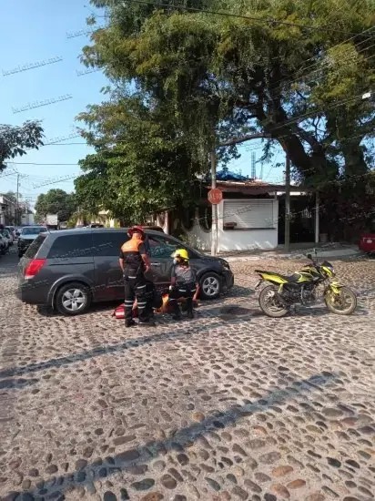 ¡mujer motociclista lesionada en choque!