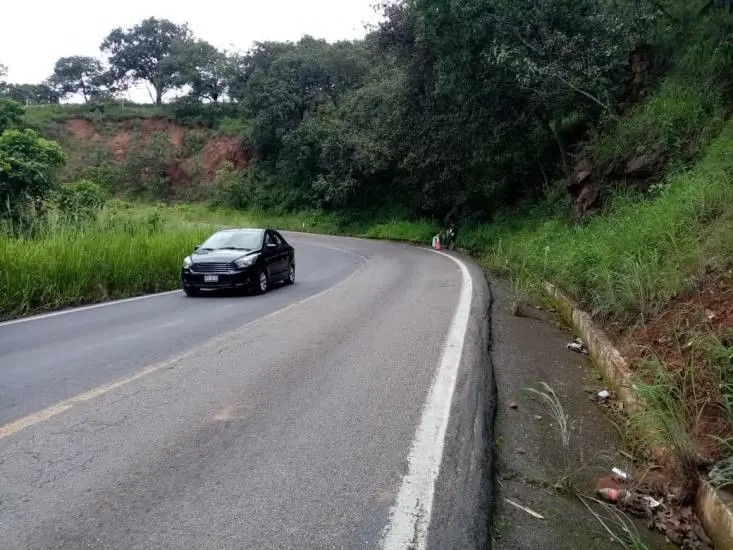 Localizan persona a orilla de carretera