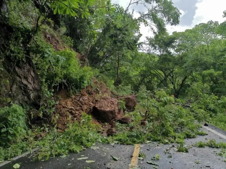 Derrumbe provoca cierre de circulación en la carretera federal 200