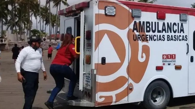Mazatlán. Rescatan a turista del mar por problema de salud