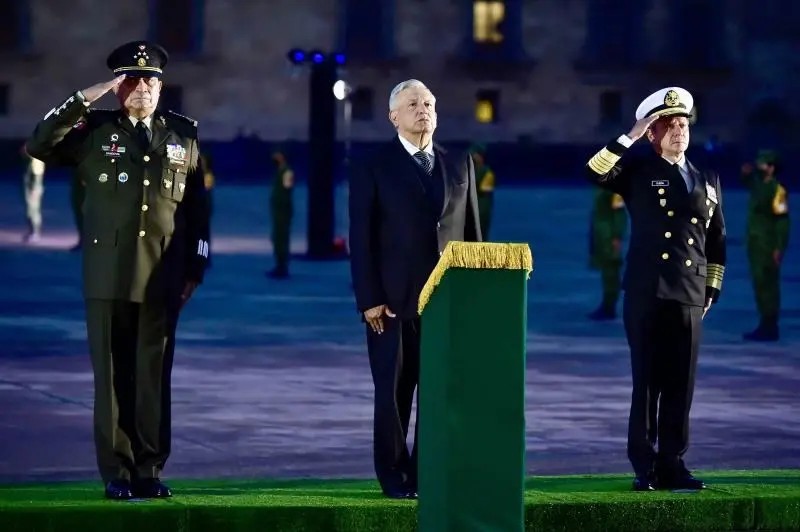 AMLO encabezó ceremonia de izamiento de bandera en honor a víctimas por sismos