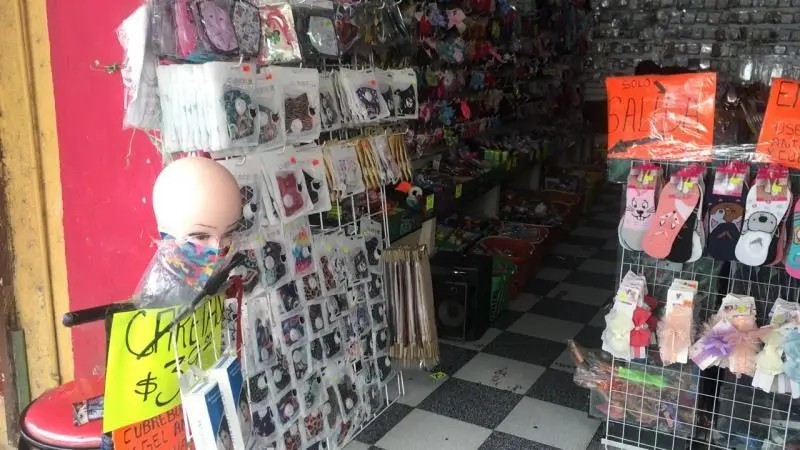 Tepic. Cae venta de cubrebocas hasta en un 50%; \"Ya todo mundo los vende\", afirman