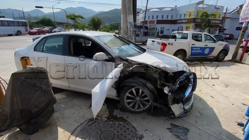Se estrelló con semáforo en Francisco Villa y Libramiento