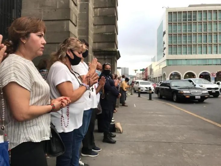 Tepic. Religiosas hacen \"valla humana\" frente a la Catedral