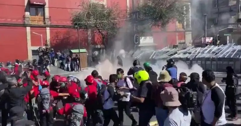 México. Manifestantes y policías se enfrentan en conmemoración del 2 de Octubre