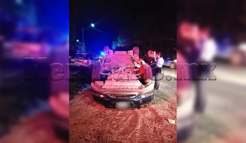 Choque y volcadura frente a las peñas