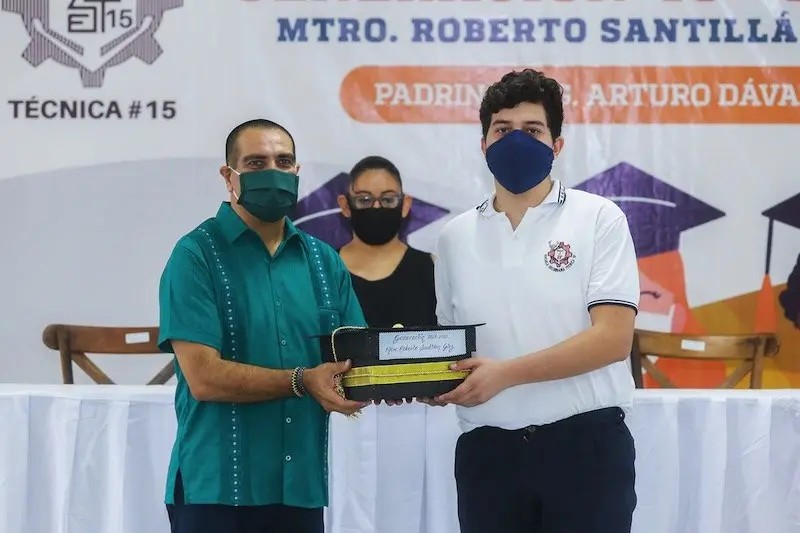 Exhorta Dávalos a Egresados de la EST 15 a Seguir Preparándose