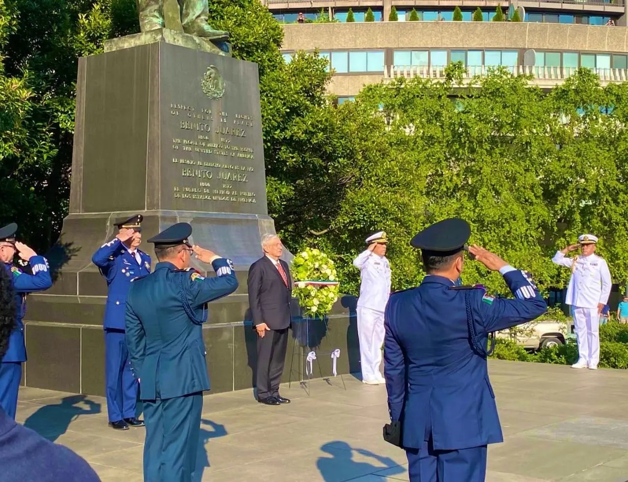 AMLO visita monumento de Benito Juárez en Washington