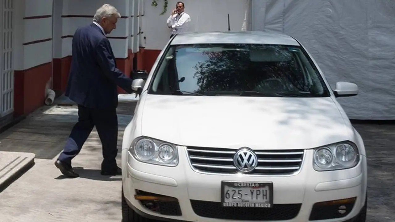 Con placas de camioneta circula Jetta de AMLO
