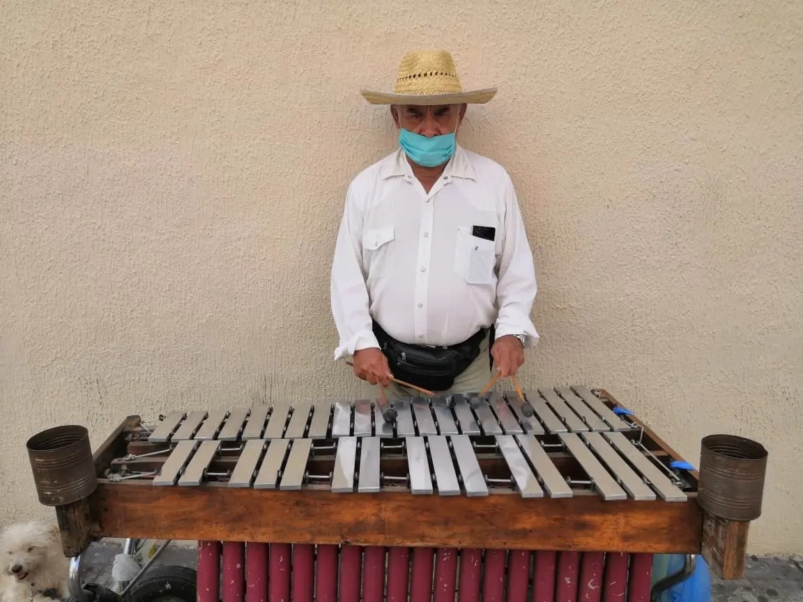 Tepic. Él es Alberto Piña Martínez, el hombre del vibráfono en el Centro Histórico
