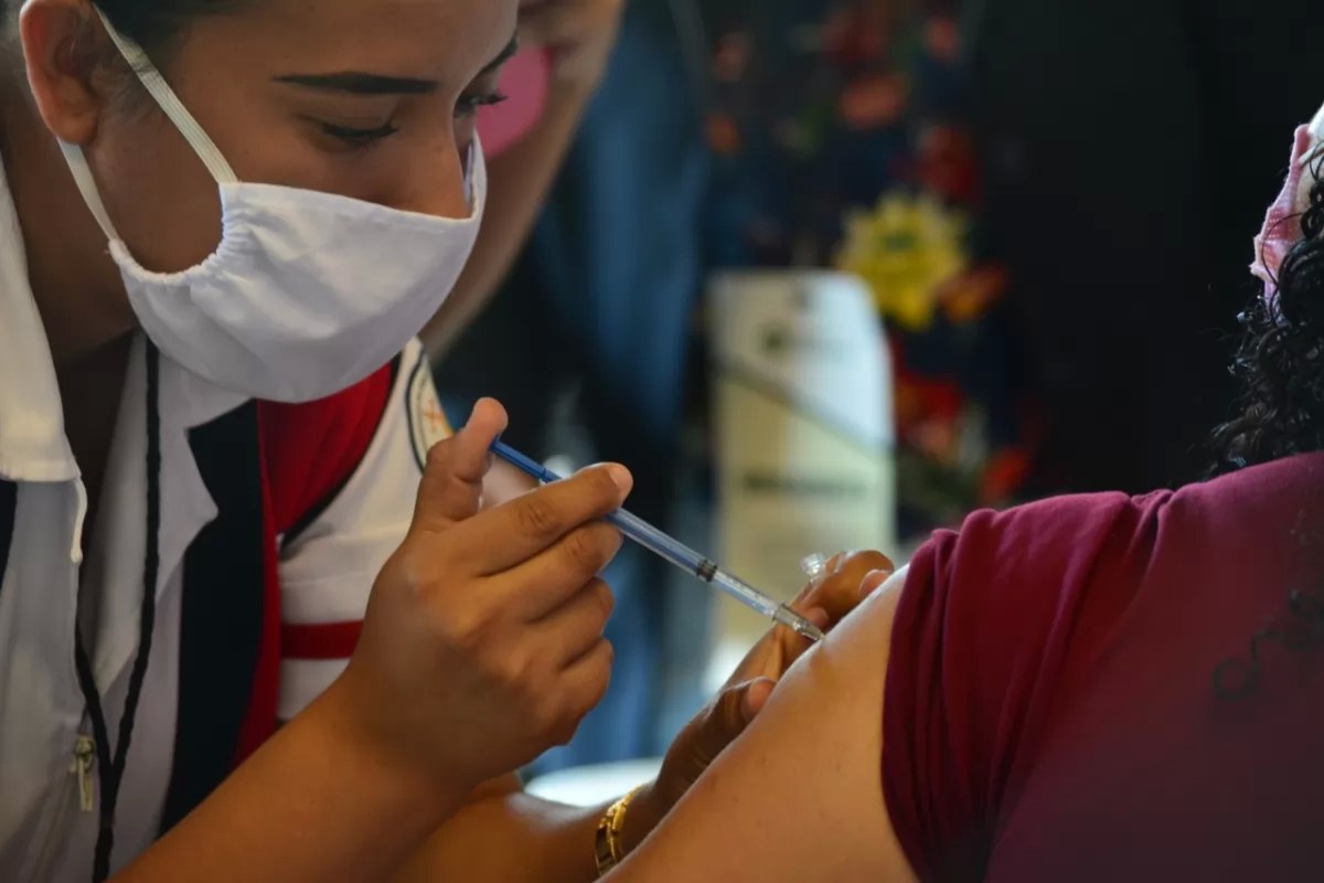 Aplicarán a personal de salud la dosis de refuerzo en enero
