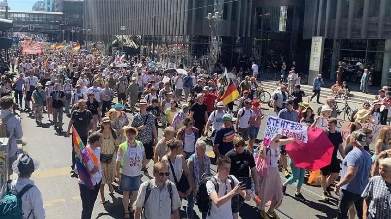 Miles de personas se manifestaron en Berlín contra las restricciones por la COVID-19