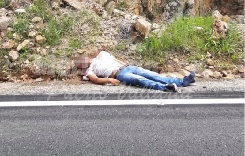 Un muerto y un lesionado en volcadura de carretera Mascota