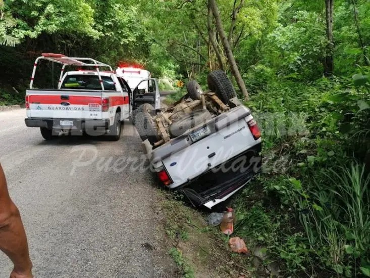 Vecinos de Quimixto volcaron en carretera 200
