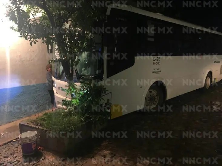 Puerto Vallarta. Chofer se desmaya y choca contra una casa en Las Palmas