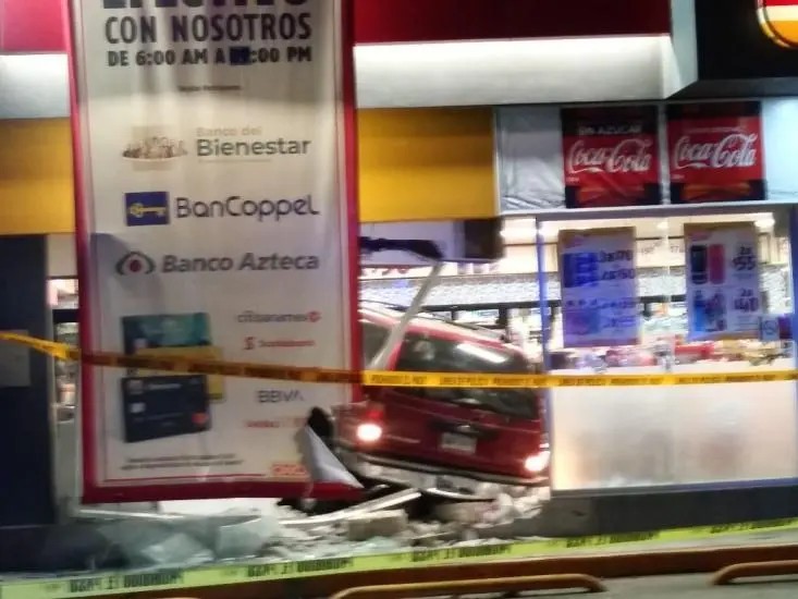 Se metió con todo y Cherokee en Oxxo de San Cayetano