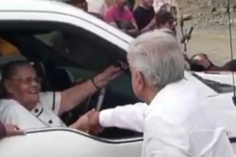 AMLO responde a Calderón: \"Volvería a saludar a la mamá del Chapo\"