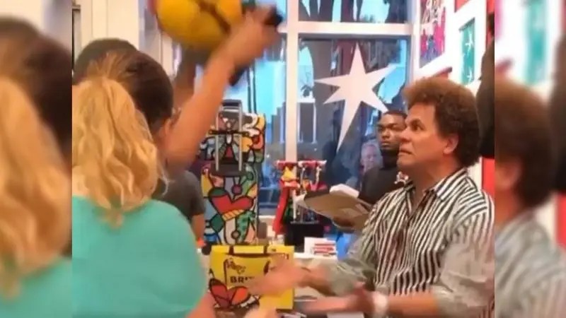 VIDEO: Una mujer quebró una costosa obra de Romero Britto enfrente del artista