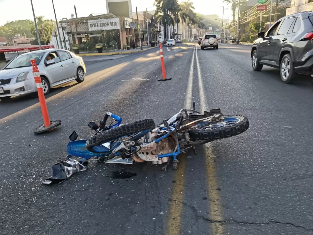 Motociclista sufre fractura de brazo en avenida Insurgentes
