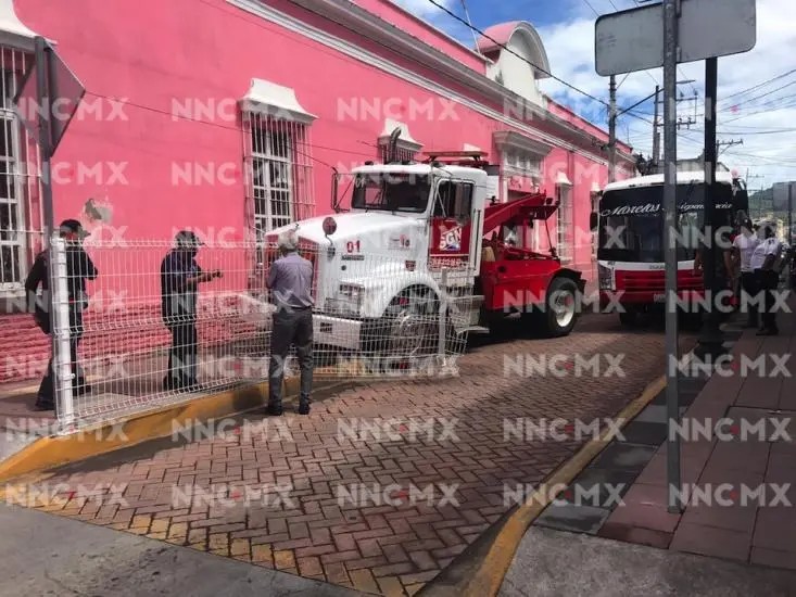 Tepic. Grúa se queda sin frenos y se impacta contra la barda de una escuela