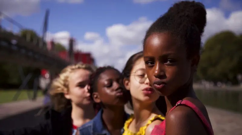 Acusan a netflix de sexualizar a niñas protagonistas de una película