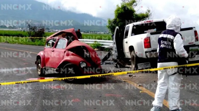 Muere prensando conductor de Volkswagen