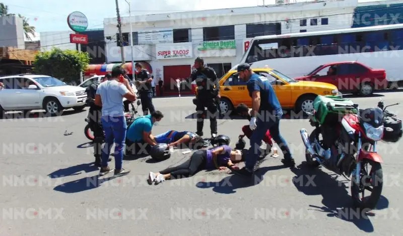 Pareja de motociclistas sufren grave accidente en los Estadios