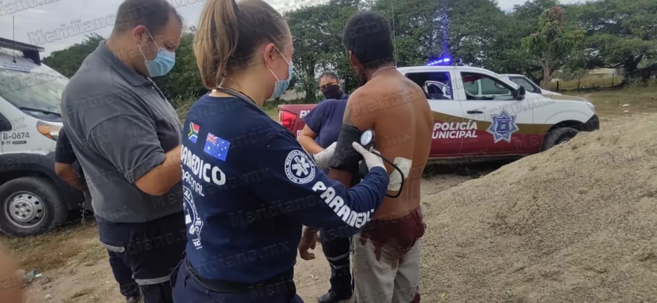 ¡lo navajeó su \"amigo\"!