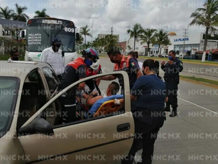 Puerto Vallarta. Camión con ruta Compostela choca y lesiona a Policía Municipal