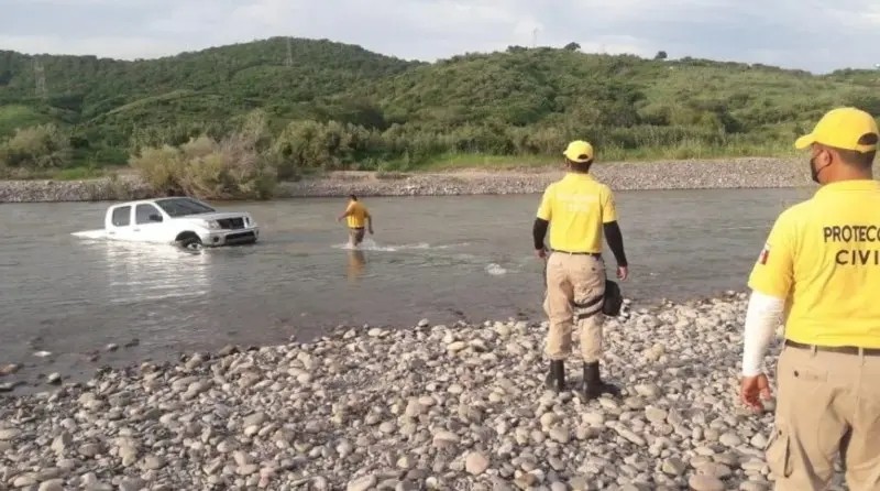 El Rosario. Camioneta fue arrastrada por el Río Baluarte