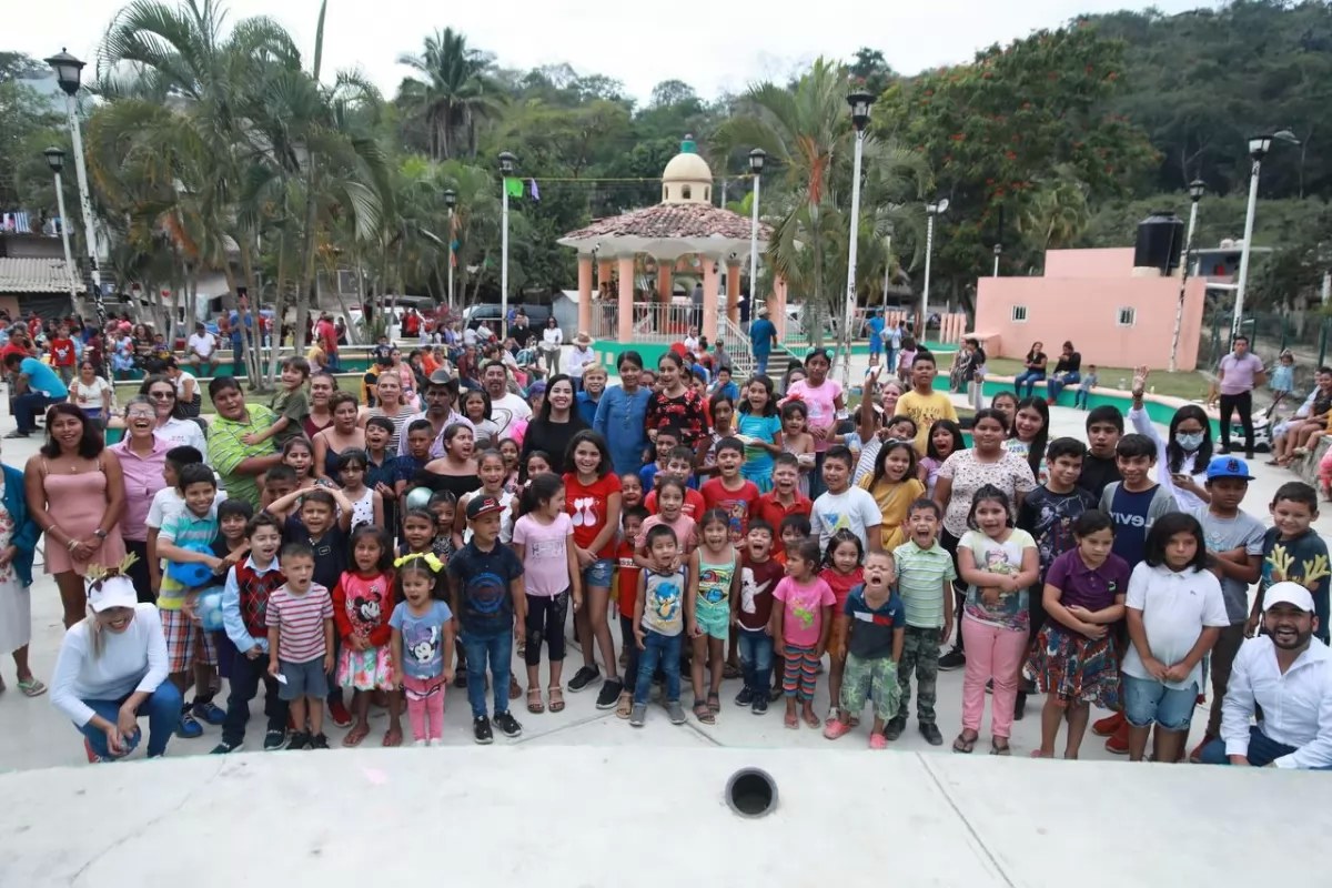 Lleva Alba Cristal la alegría navideña a Bahía de Banderas