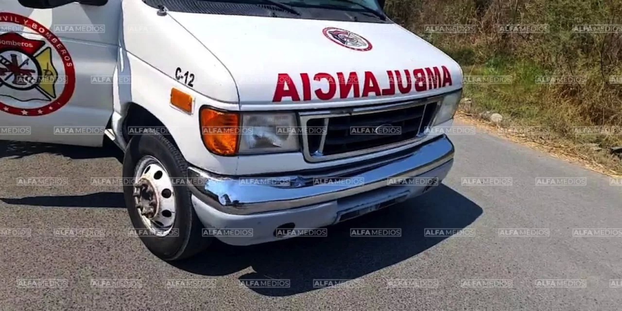 Fuerte accidente deja a una pereja lesionada al derrapar en motocicleta