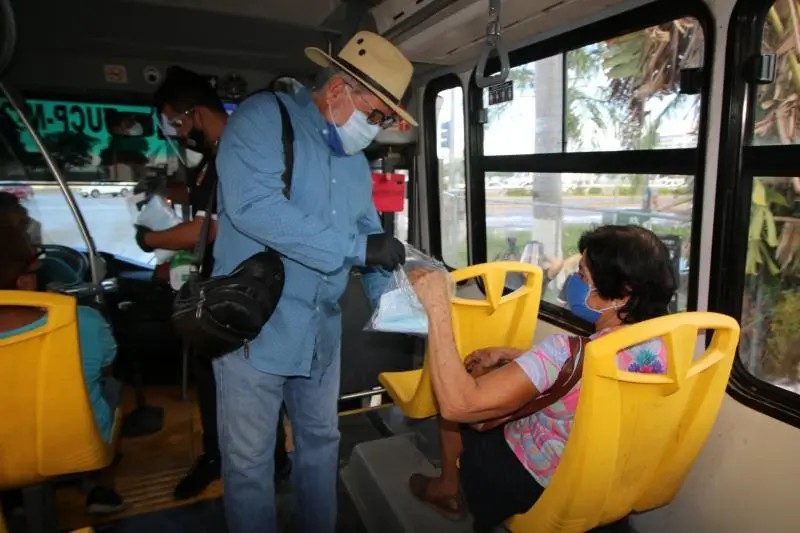 Entrega CUCosta 3 mil 200 Cubrebocas En Cruceros Viales de Puerto Vallarta