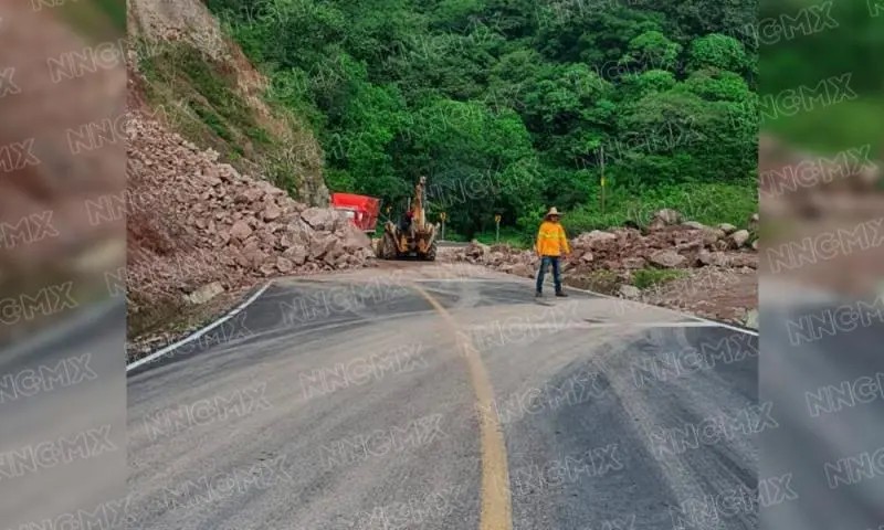 Se derrumba cerro por la carretera 544