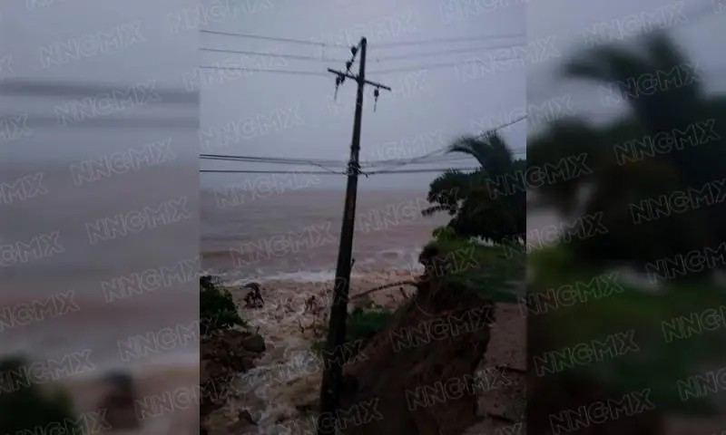 Gran deslave cierra carretera a Mismaloya