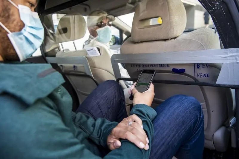 Uber ahora pedirá a pasajeros tomarse fotos para comprobar el uso de cubrebocas